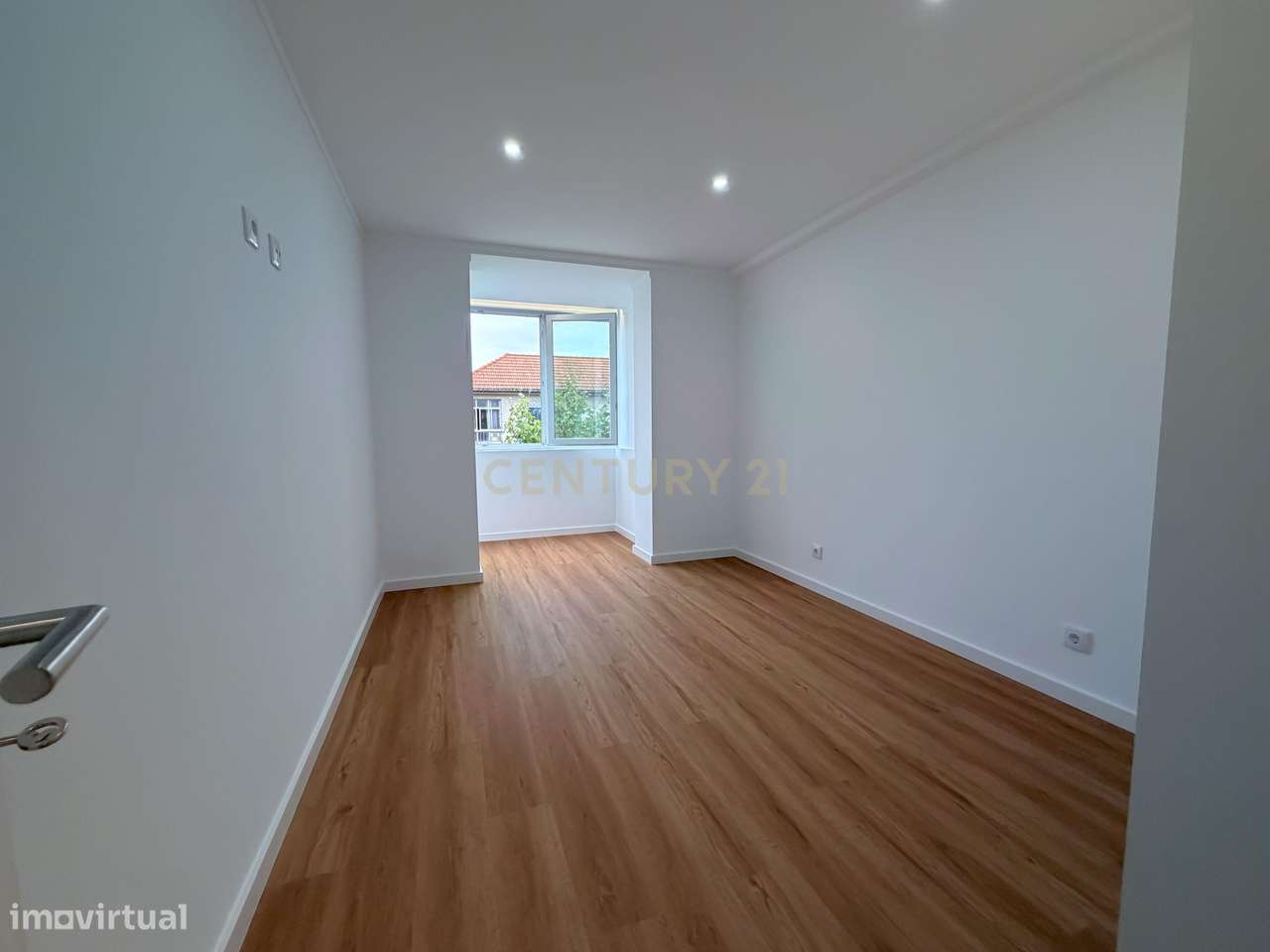 Apartamento 3 assoalhadas, remodelado com acabamentos de charme, situa-18