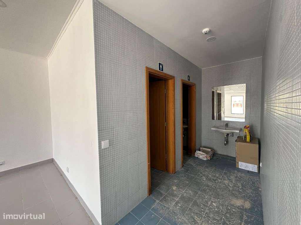 Espaço comercial à venda na Estrada da Afeiteira, 98-3