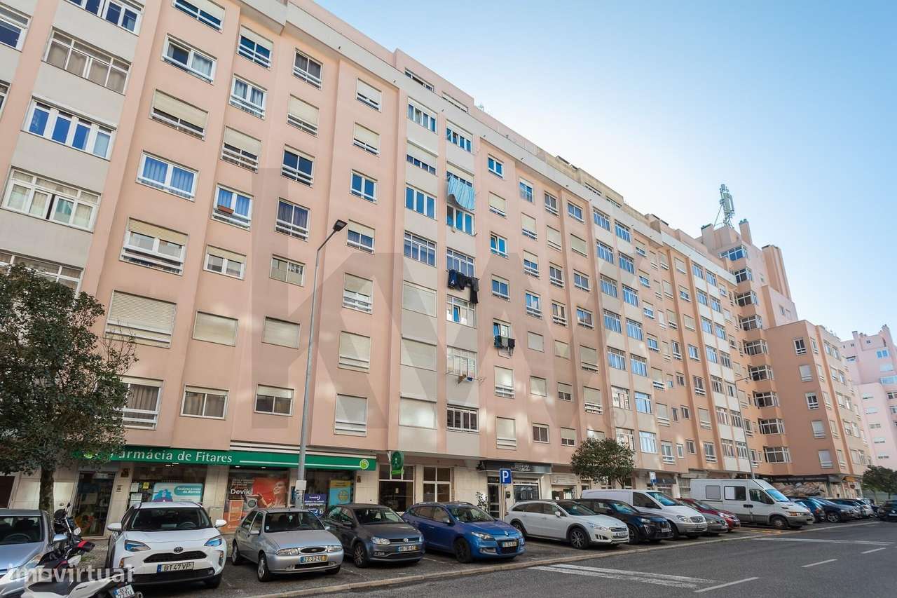 O Seu Novo Refúgio na Avenida de Fitares : T2 renovado e cheio de sol-1