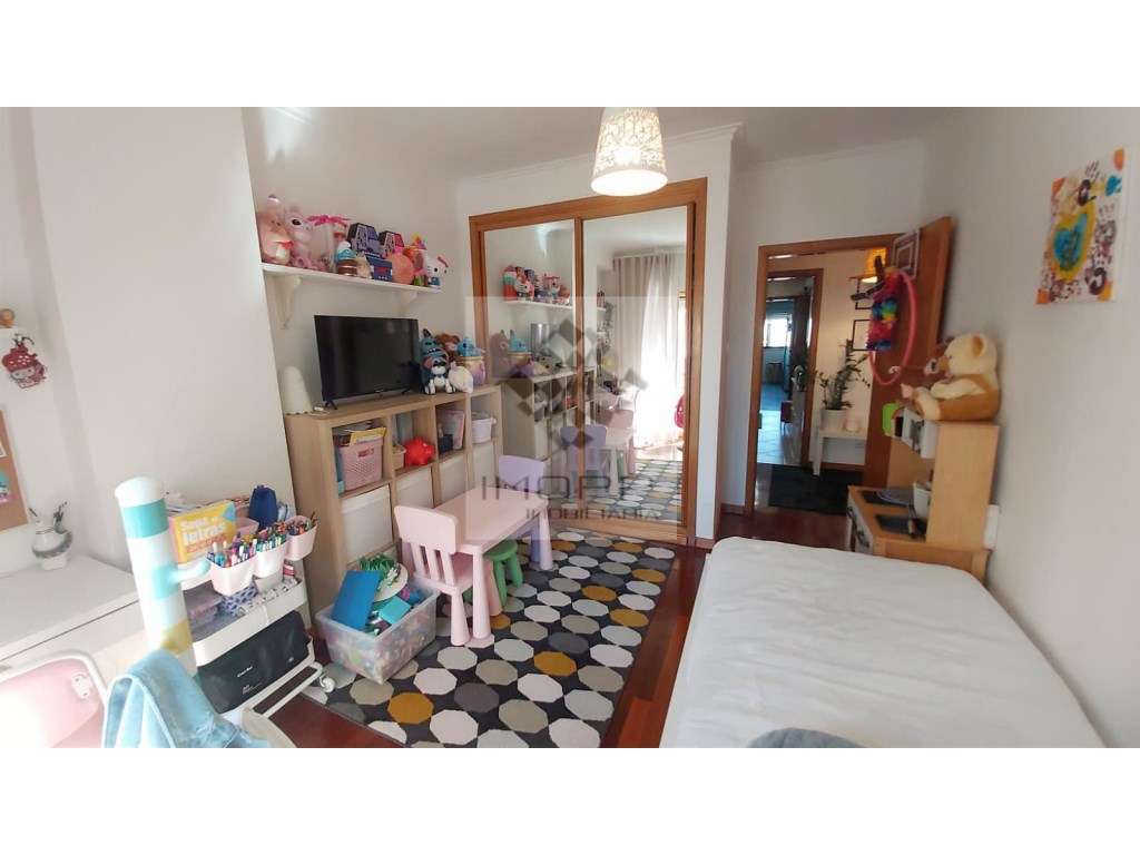 Fabuloso T4 na Radial em Odivelas com estacionamento!-26