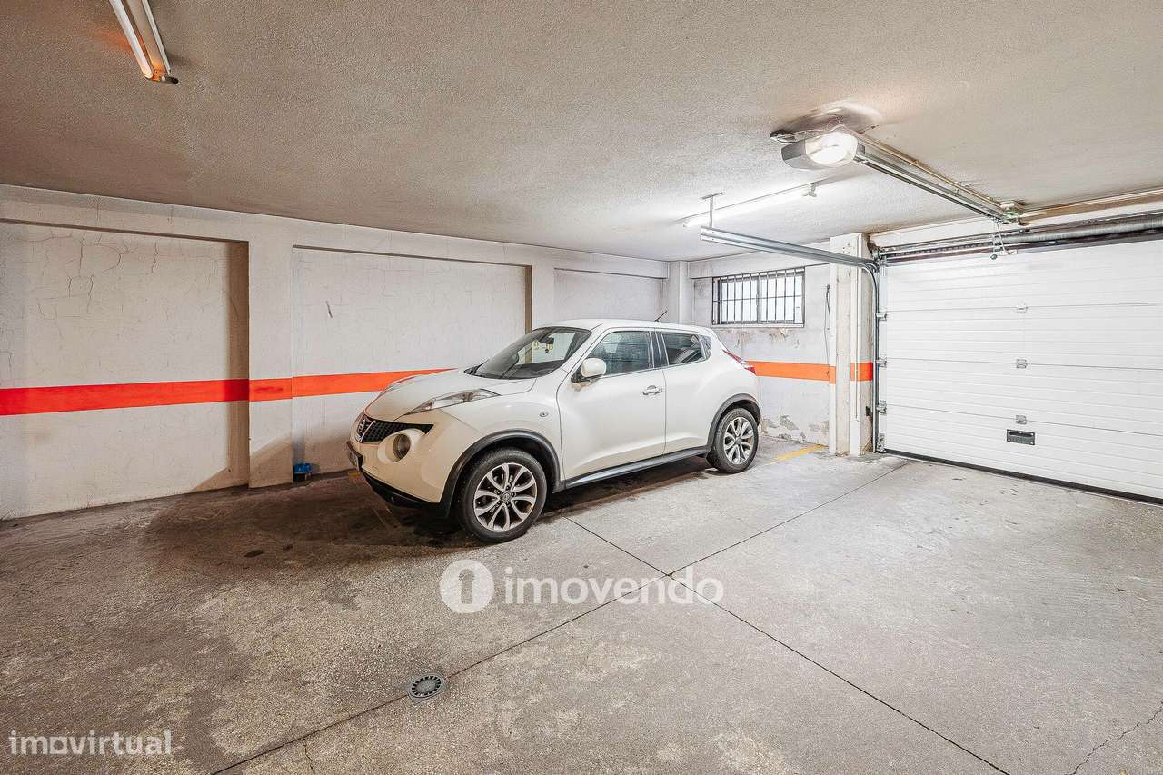 Apartamento T3, com estacionamento e arrecadação, na Ramada-47