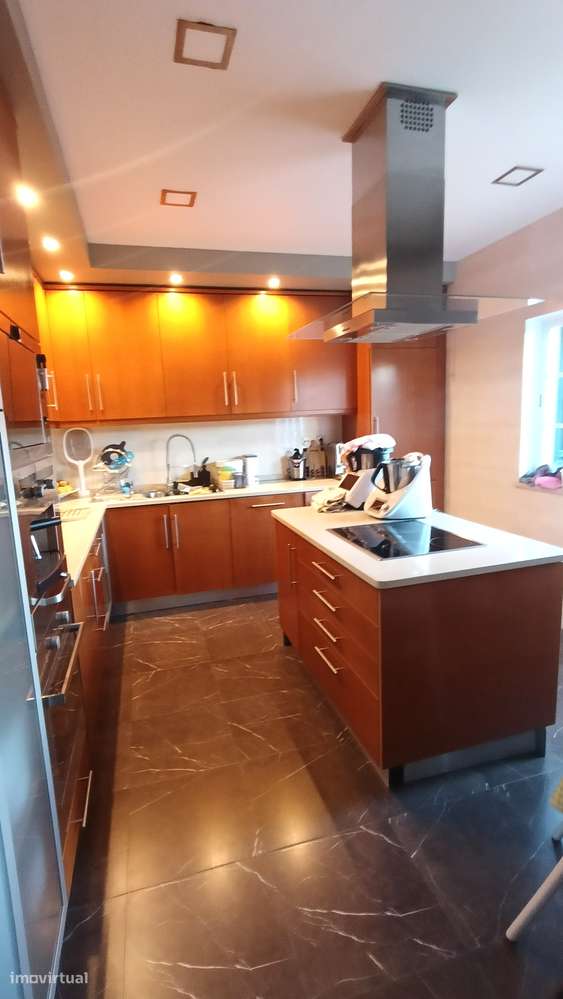 Moradia T3 em banda | 2 pisos e quintal, estimada | área  de 214m2-8