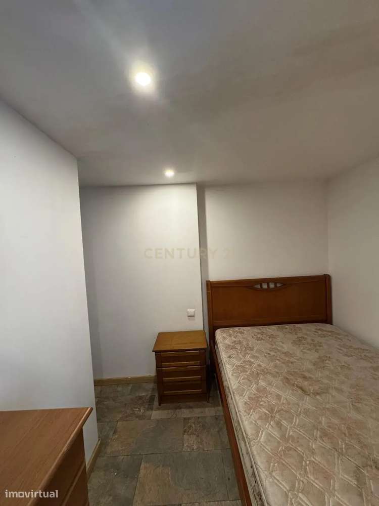 T2 Renovado no centro do Porto – Acesso direto a pátio + arrumo com lu-20