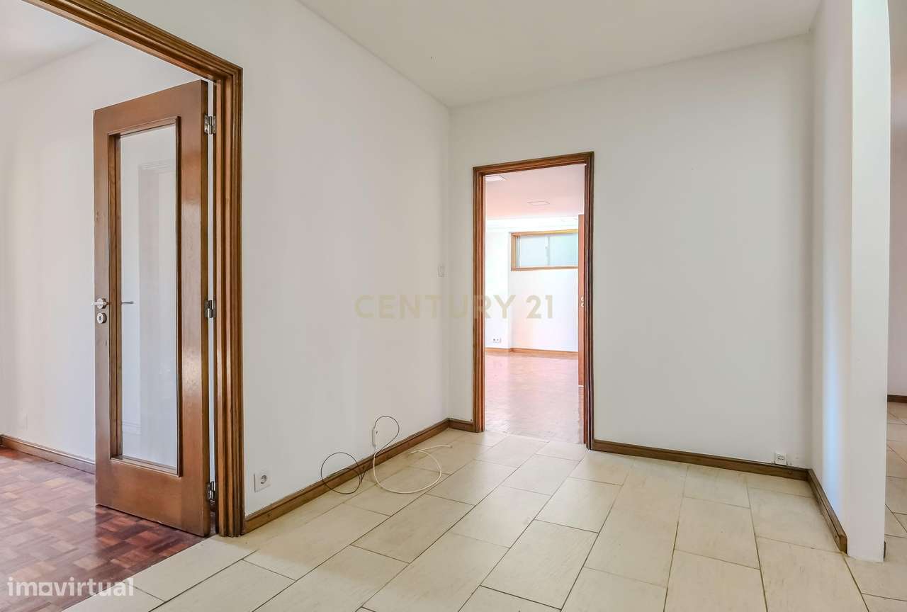 T4 com 3 Suítes, Terraços e Estacionamento – Rua António Patrício | Lo - Grande imagem: 3/31