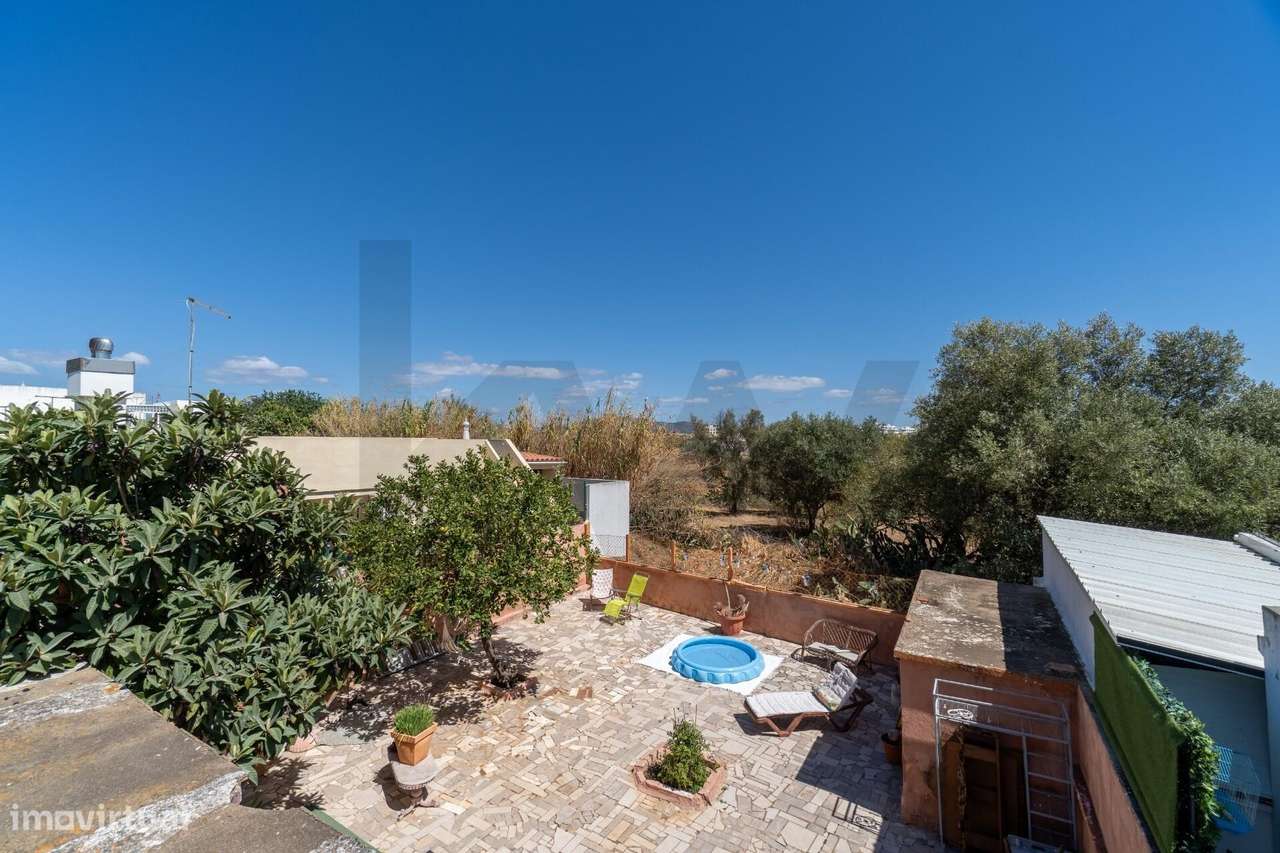 Moradia T2 com 297 m2 de Terreno, Amplo Logradouro e Rooftop | Quelfes-16