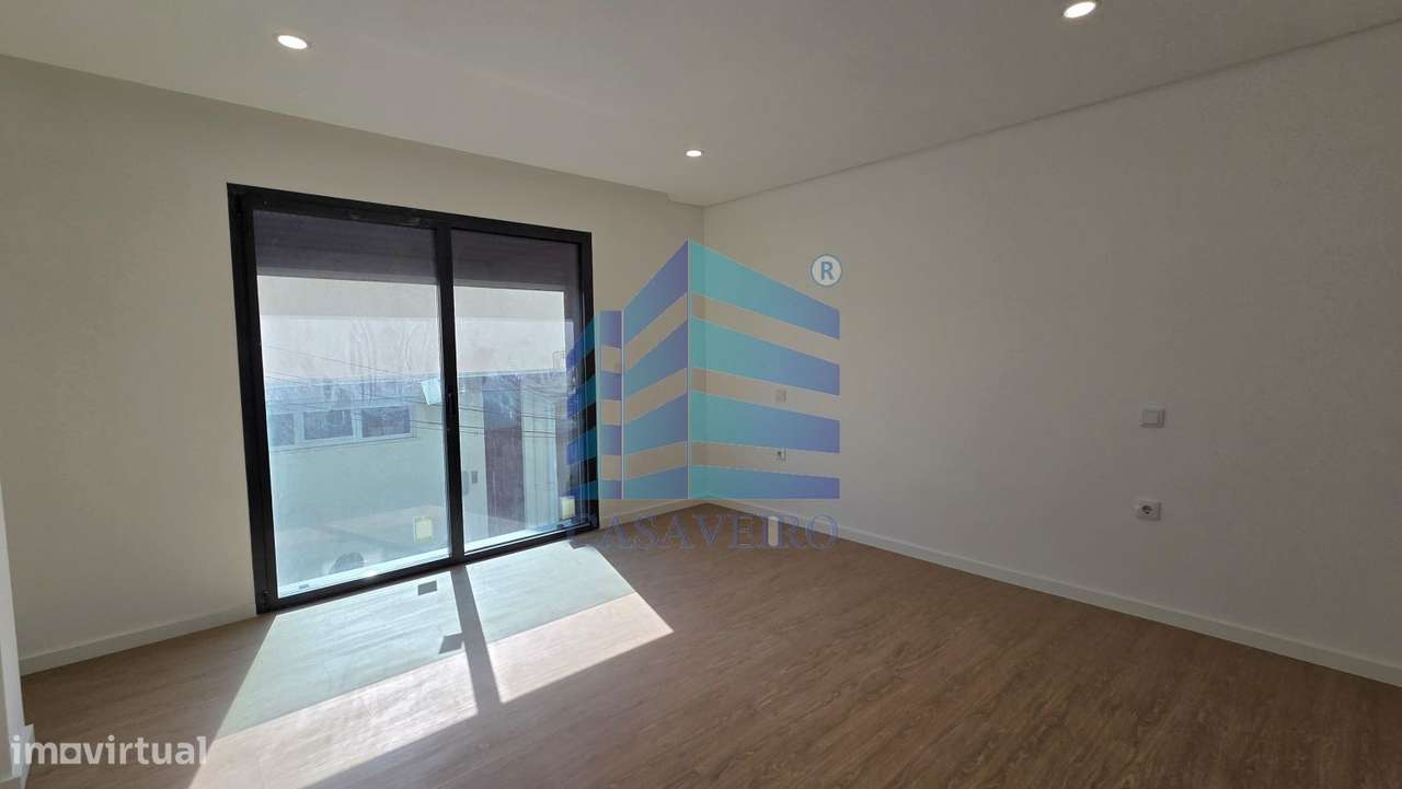 Apartamento T2  com varanda no centro de Esgueira-6