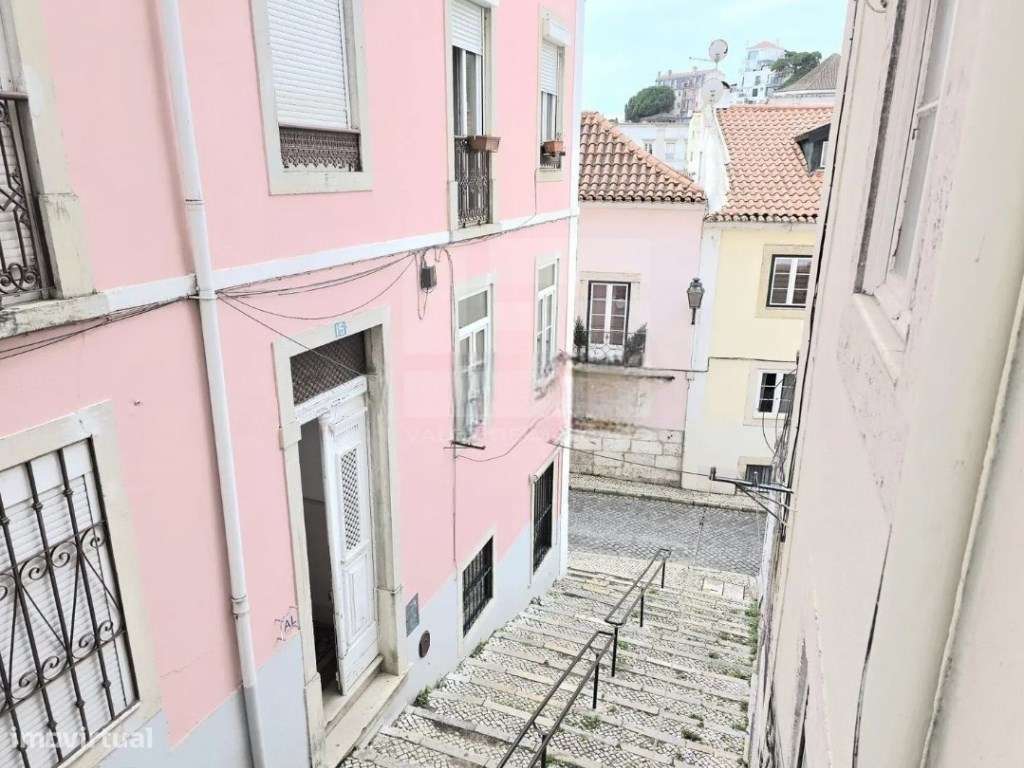 Apartamento T2 na Graça, Lisboa, perto de transportes públicos.-16