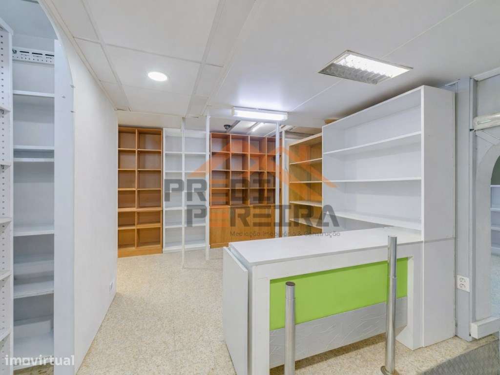 Situado em Odivelas, armazém com cerca de 180 m2.-8