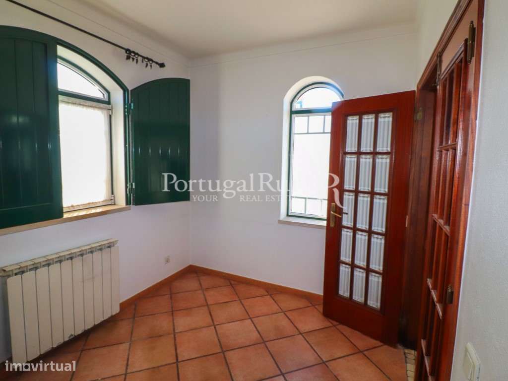 Elegante Moradia T4 com Jardim e Anexos em Alpiarça-32