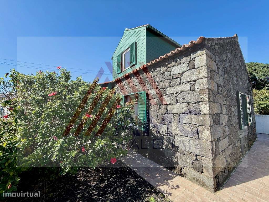 MORADIA COM 2 PISOS NO CORAÇÃO DA VILA MADALENA DO PICO-5