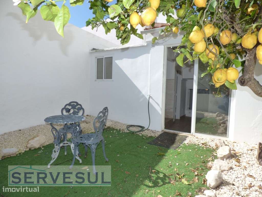 Casa Tradicional, com dois pisos, 4 quartos, dividida em duas habit...-1