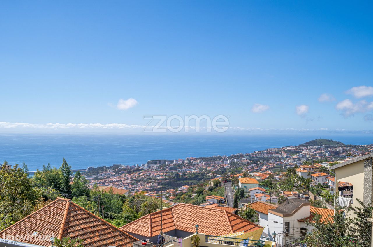 Moradia T4+1 com Vista Para o Porto do Funchal e Excelentes Áreas