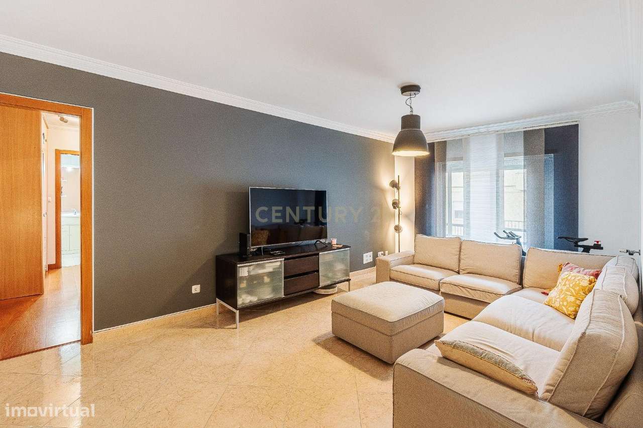 Acolhedor Apartamento T2 com Box e Arrecadação na Brandoa-7