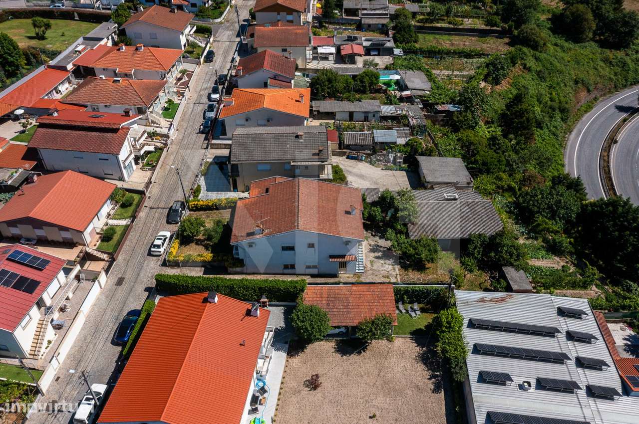 Moradia T3 com Jardim, Armazém e Terreno de 622 m² em Santo Tirso-36