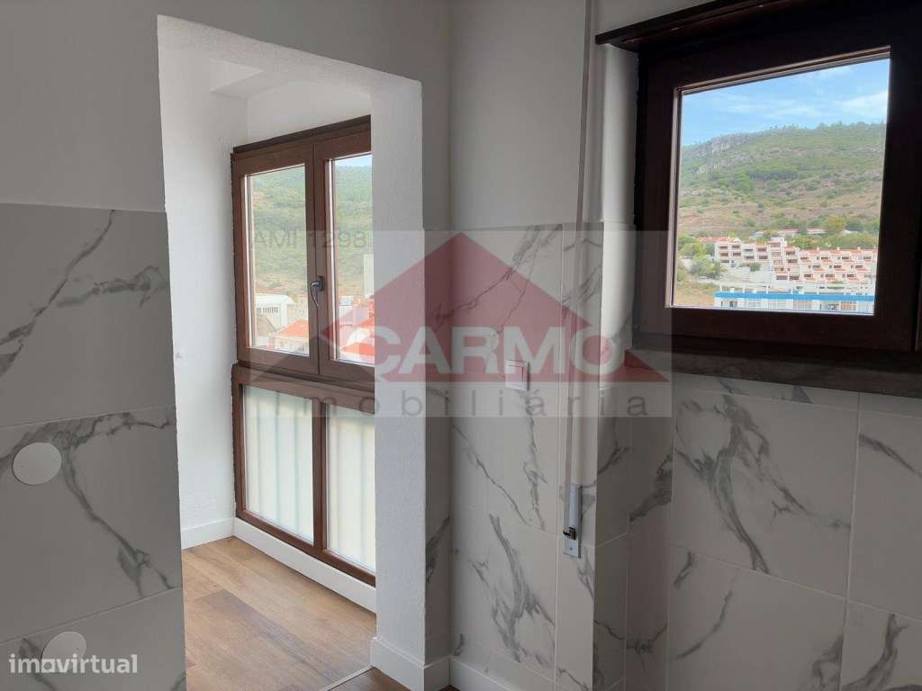 Apartamento T2 totalmente renovado a 200metros da praia Sesimbra.(O... - Grande imagem: 4/22