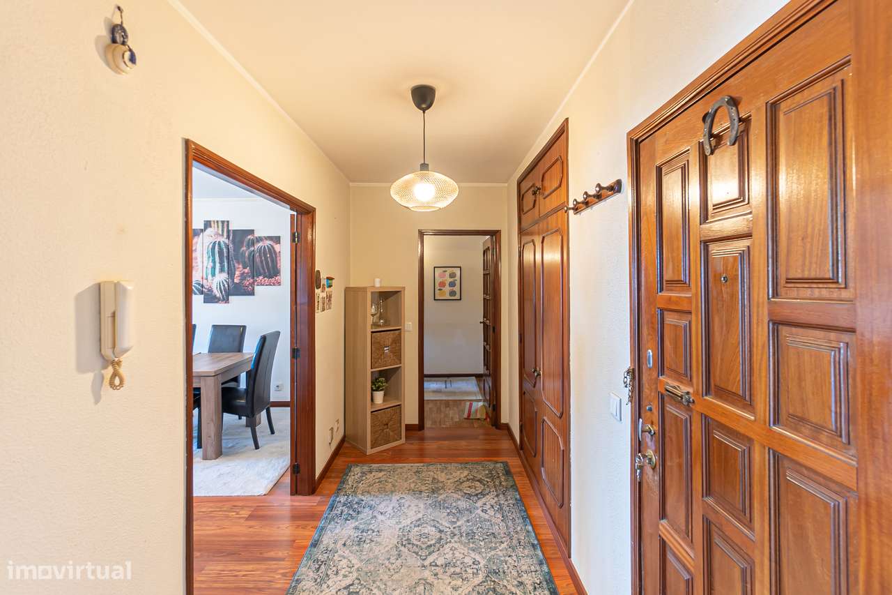 Apartamento T2 com varanda e garagem fechada em Mafamude-23