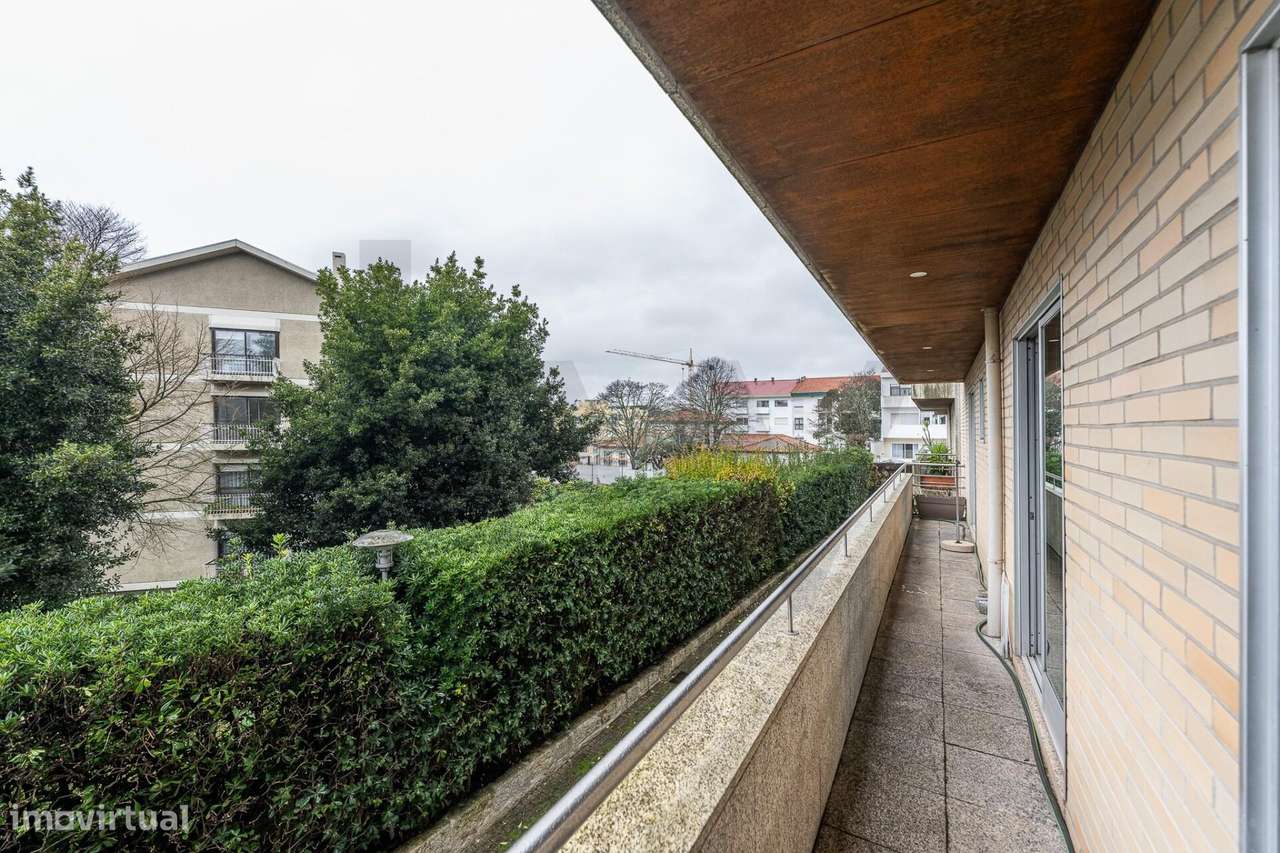 Excelente T5  em Condominio Fechado a Marechal Gomes da Costa, Porto-33