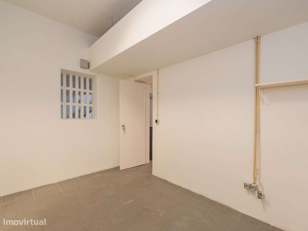 Loja para Investimento ou Comércio - Falagueira, Amadora-8