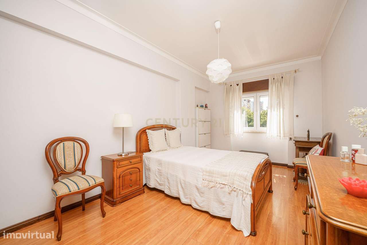 APARTAMENTO T4  CONVERTIDO EM T3 , SEMI REMODELADO, EM SETÚBAL-11