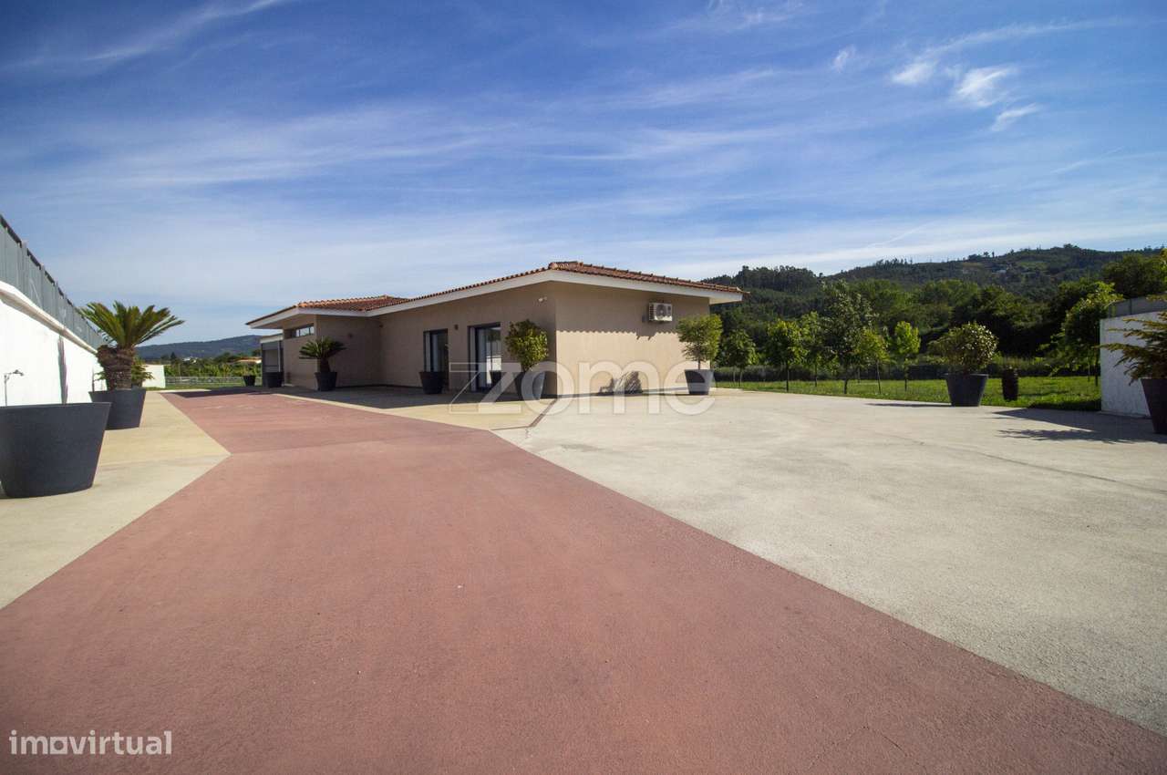 Moradia individual térrea no centro da vila de Póvoa de Lanhoso - Grande imagem: 3/27