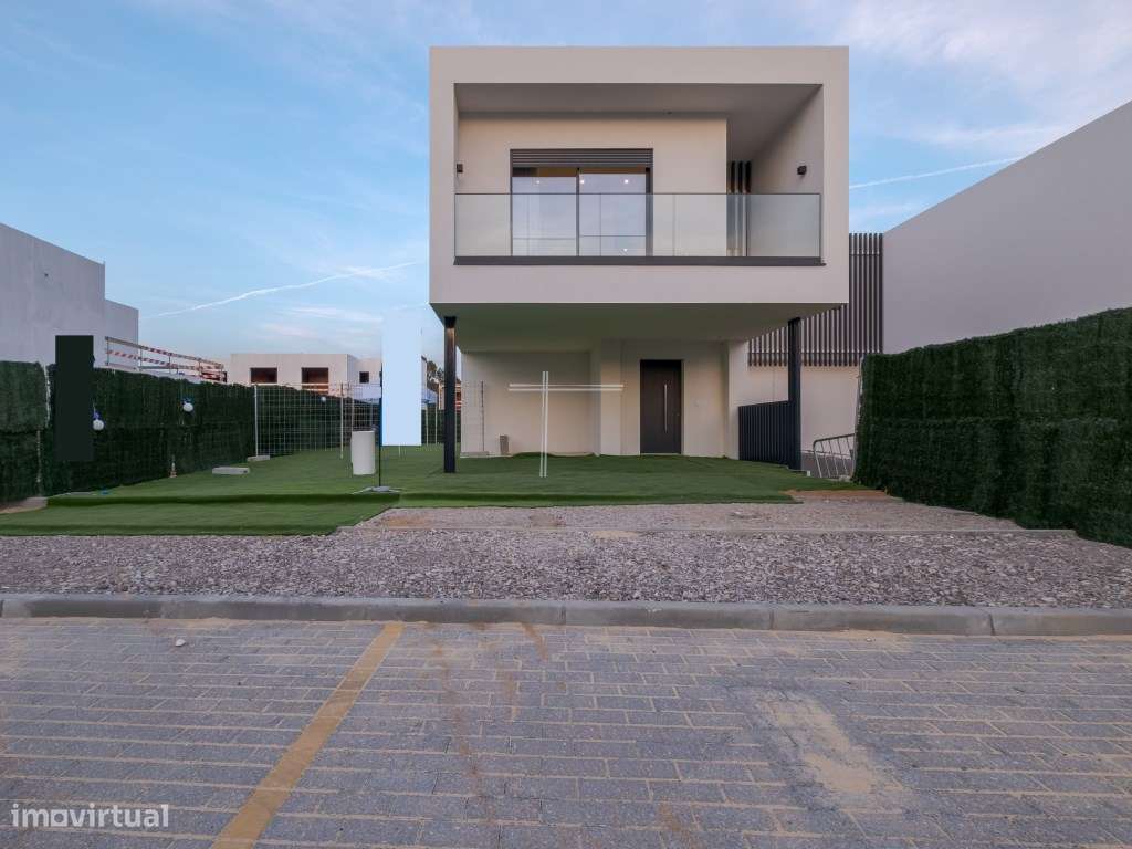 Moradia geminada T3 de arquitetura contemporânea, com garagem e pis...-1