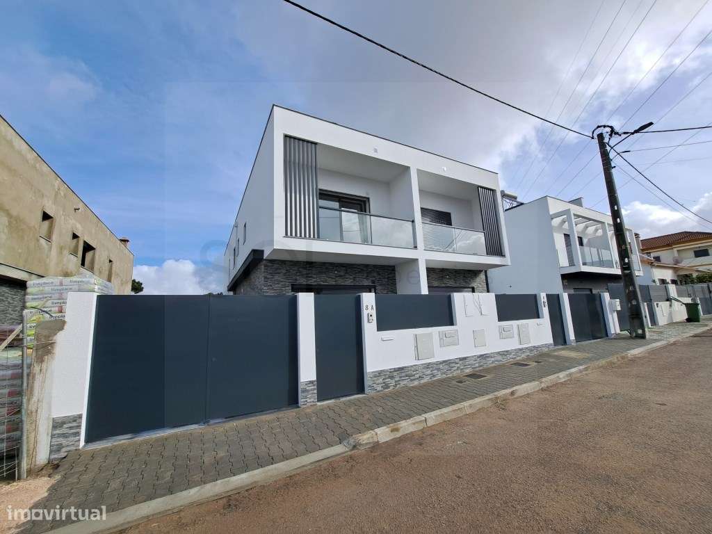 Moradia T3 duplex no centro de Fernão Ferro-38