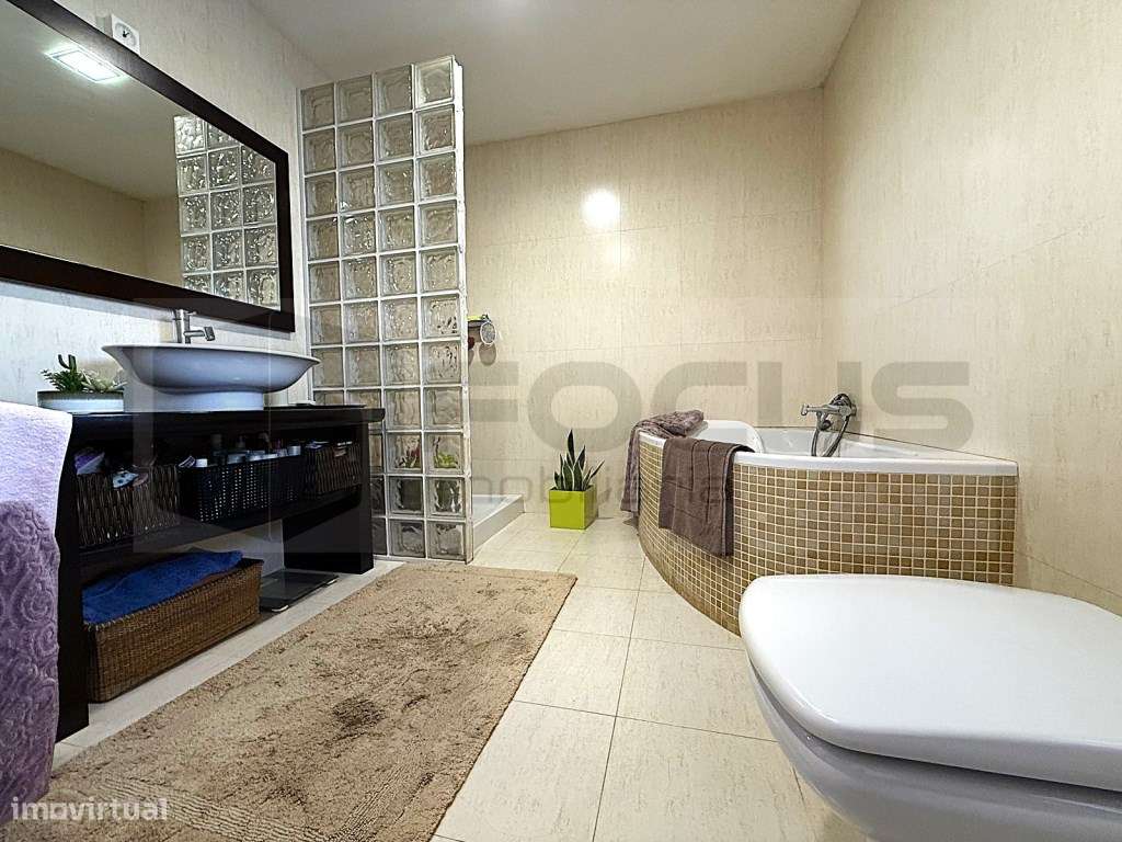 Espaçosa moradia T4 para venda em Esgueira-34