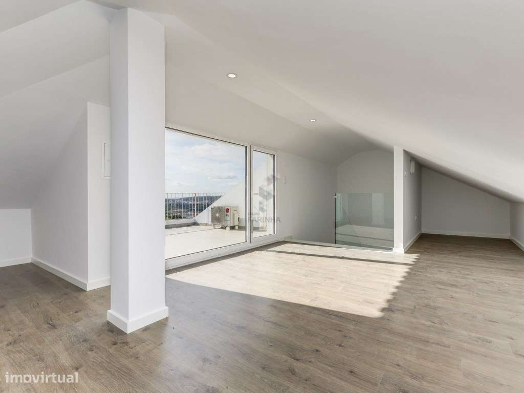 MORADIA T4 NOVA
Famões, moradia independente V4+1 nova com Jardim,...-30