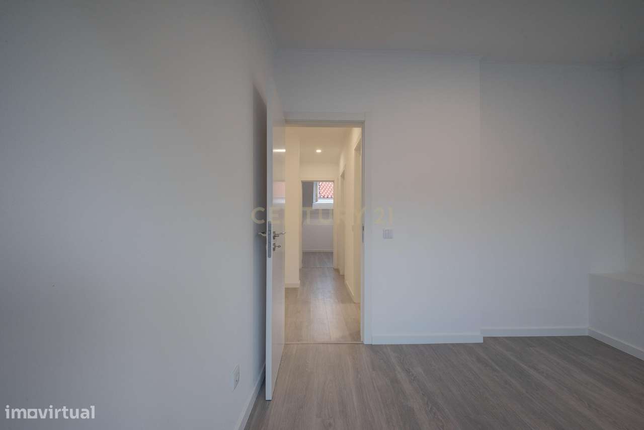 Prédio c/ 2 apartamentos (T1 e T2) com Pátio e Terraço - Centro Histór-47