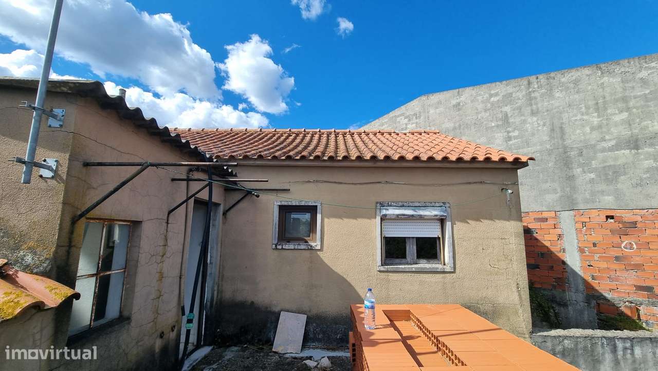 2 Moradias para remodelar com logradouro - Carvalhal Benfeito-6