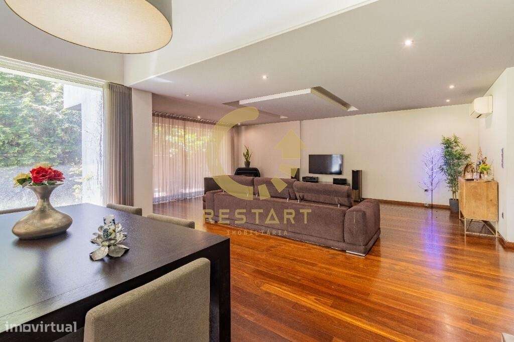 Moradia T5 no Centro de Ermesinde com Áreas Generosas, Jardim e Terraç - Grande imagem: 4/52