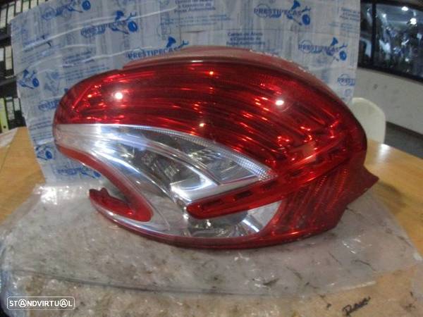 Farol Tras 9672628280 PEUGEOT 208 FASE 1 2013 1.0I 68CV 3P CINZA ESCURO ESQ Original PEUGEOT 208 2015 1.6HDI 92CV 5P BRANCO ESQ - 1