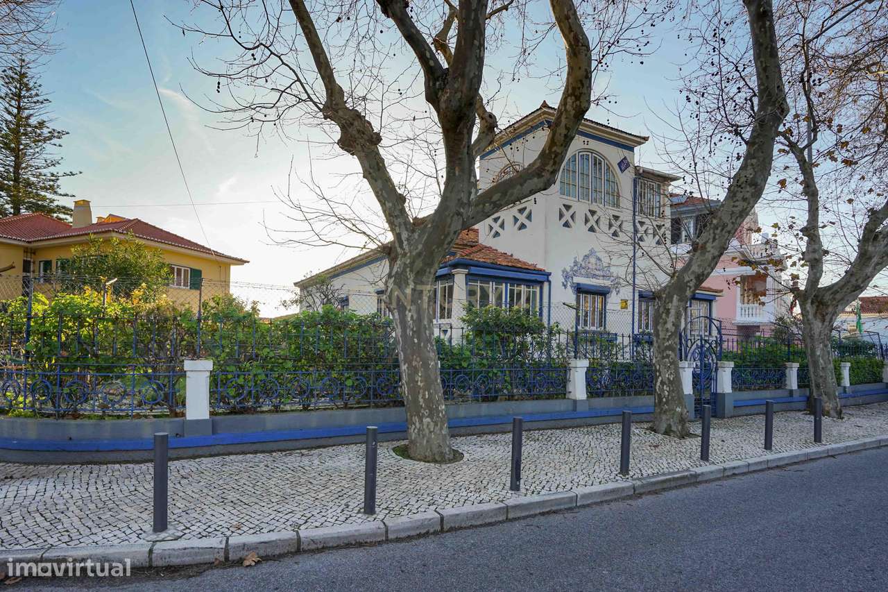 Moradia independente T6, situada no coração da linha de Cascais, junto-52