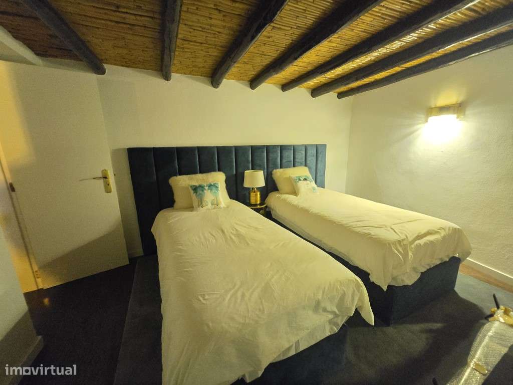 Moradia T5 Moderna com Piscina Aquecida e Garagem para 4 Carros-32