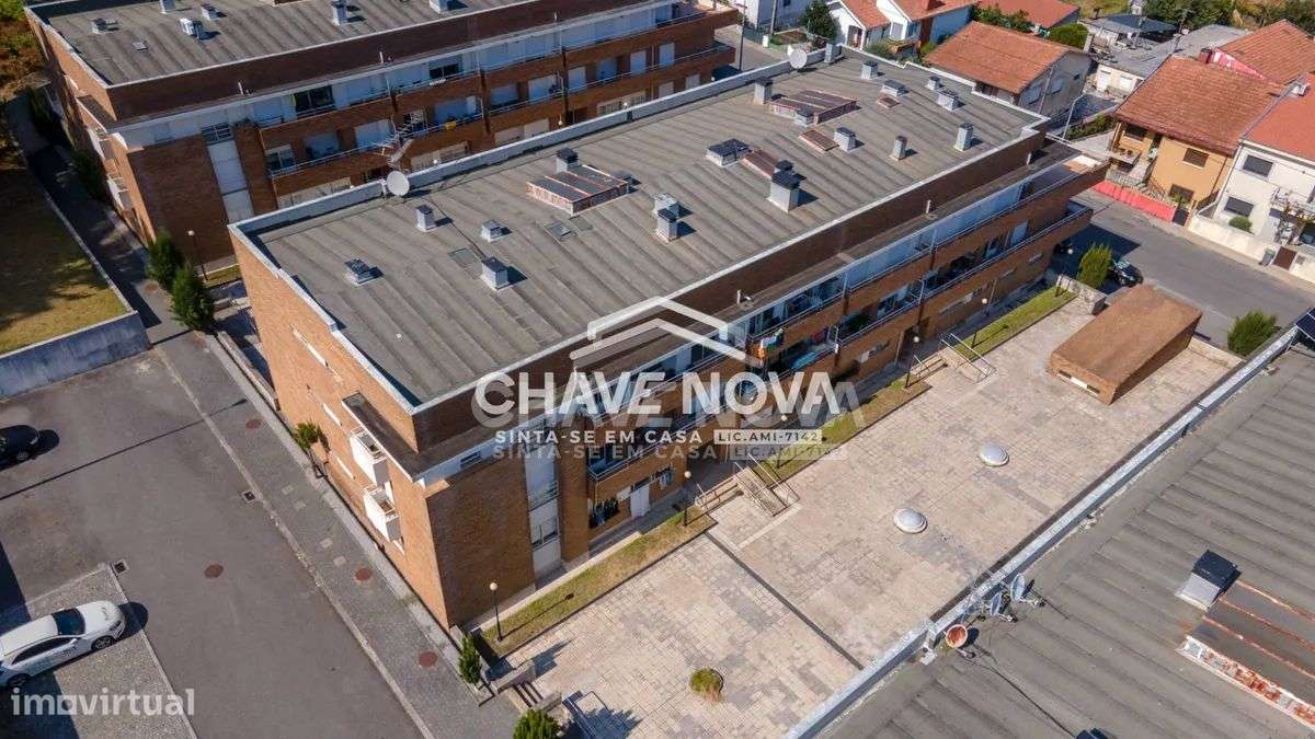 Apartamento T2, em Pedroso, com duas varandas, garagem e arrumos-46