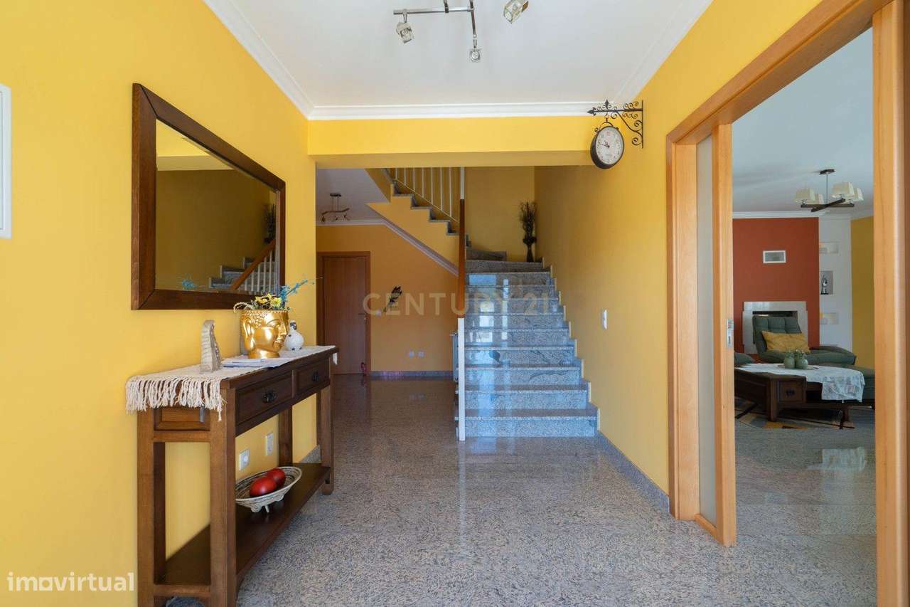 Moradia T3 - C/ espaço exterior e piscina-12