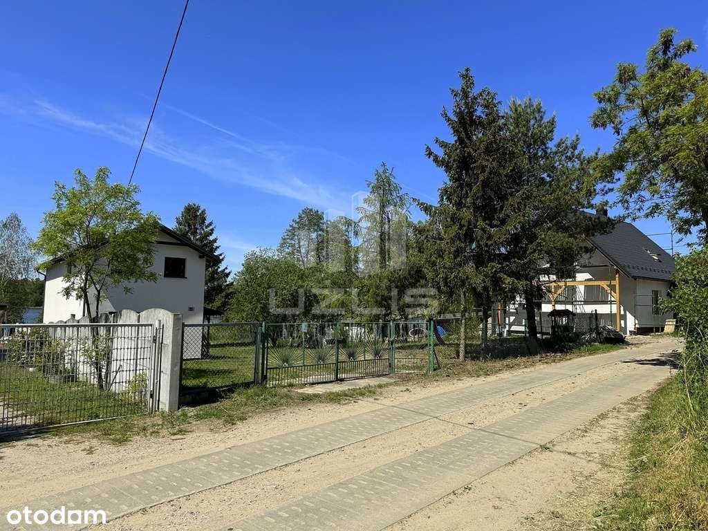 Dom nad jeziorem z linią brzegową-12