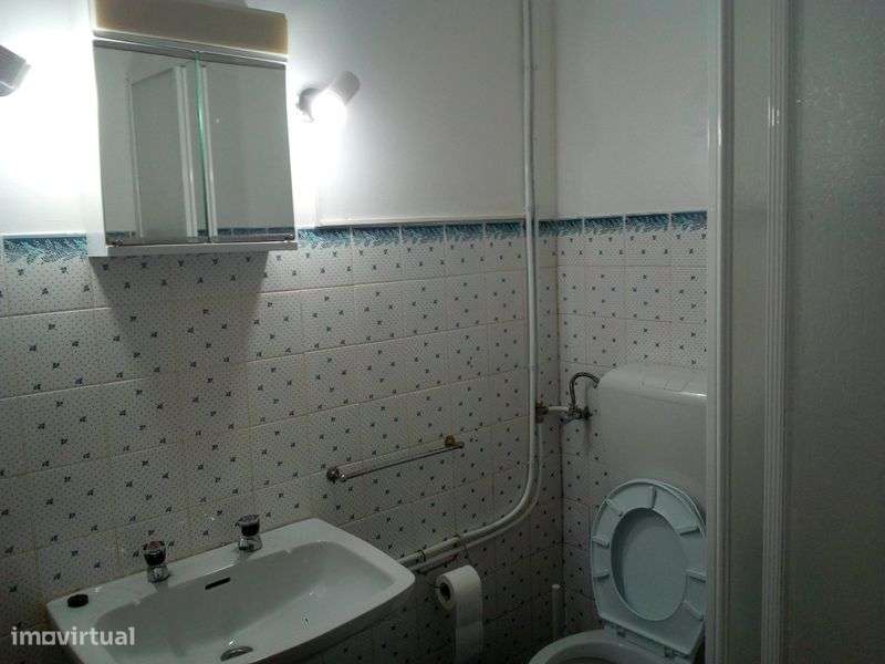 Arrenda-se apartamento T1 com terraço a 2 min do polo I da UBI - Grande imagem: 5/8