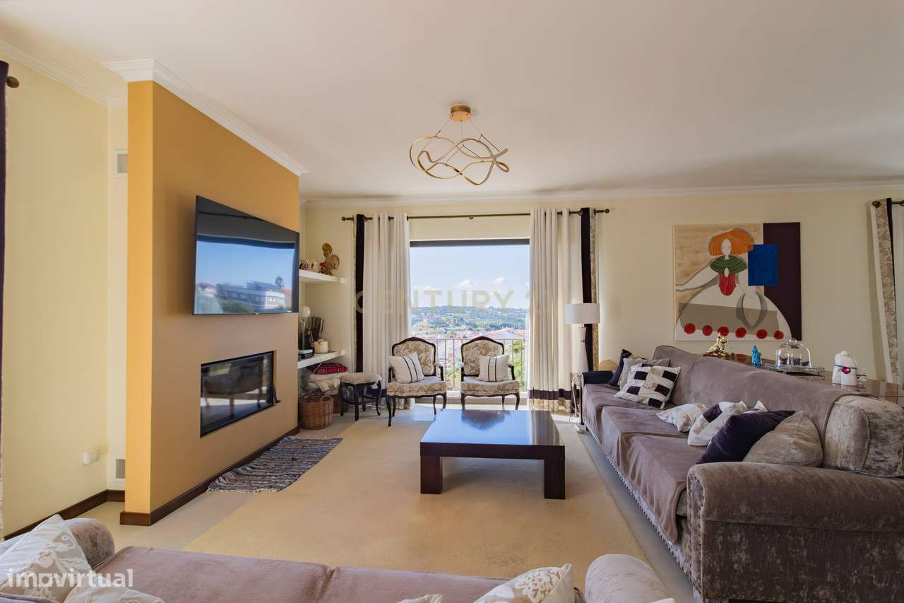 Moradia T4 com Piscina e Vista Panorâmica sobre Porto de Mós-10