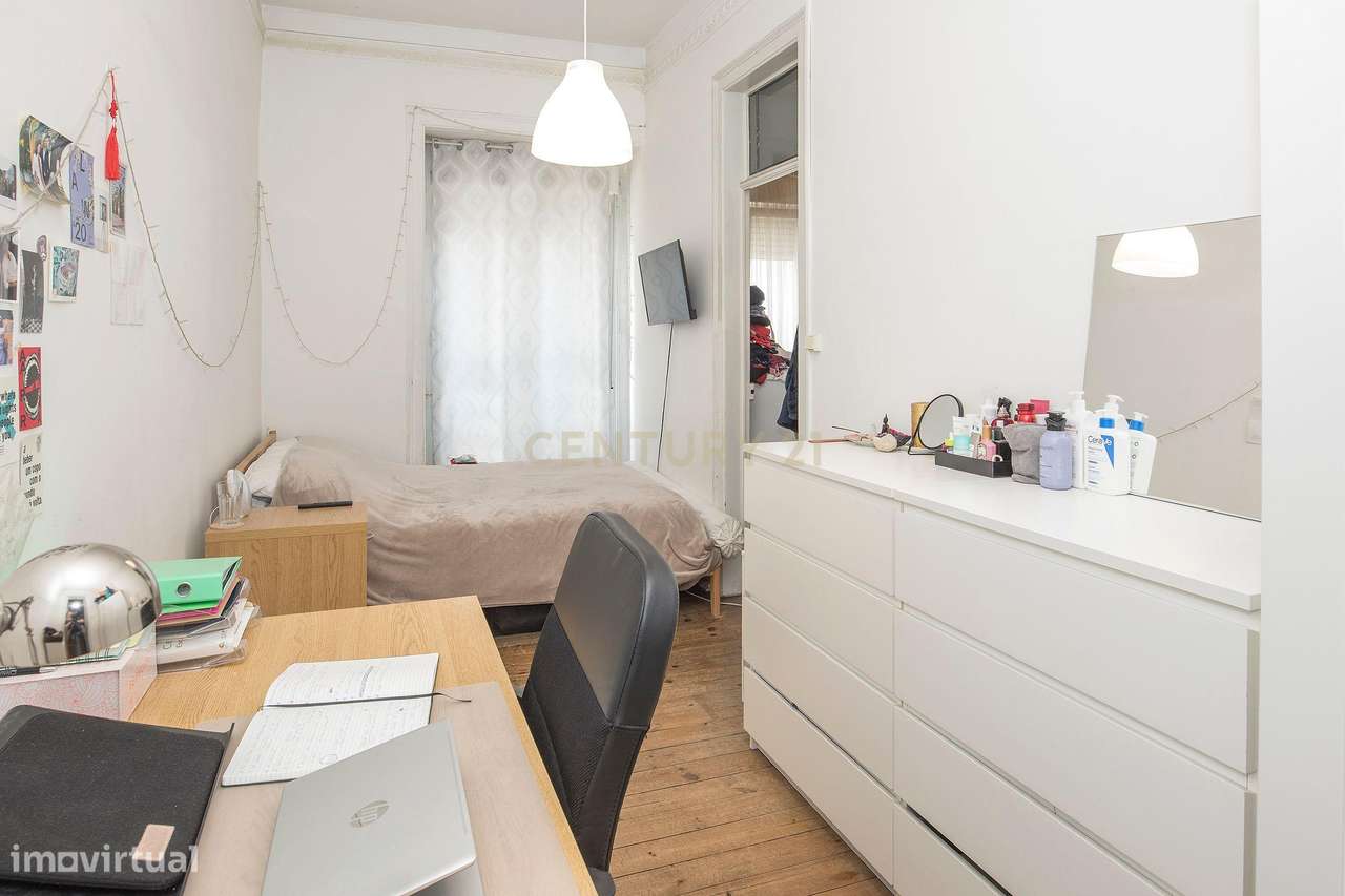 Prédio em propriedade Total | 3 Apartamentos T2+1 e Loja | Lisboa | A-8