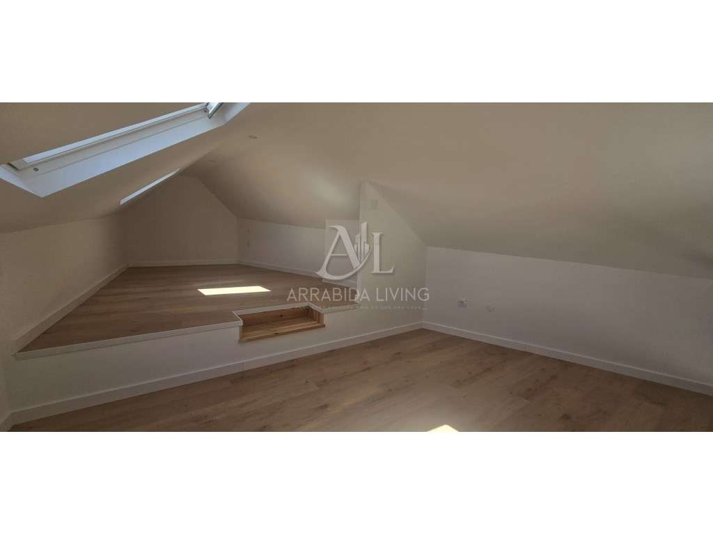 Moradia T2 Remodelada com Vista Rio em Zona Premium-7