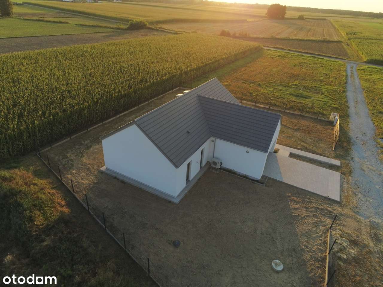 Nowy dom parterowy z wysokim salonem i kuchnią - Pełny obrazek: 5/18