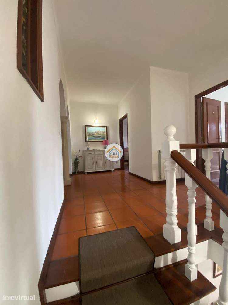 Moradia Geminada  de um dos lados do outro tem entarada e jardim em to-36