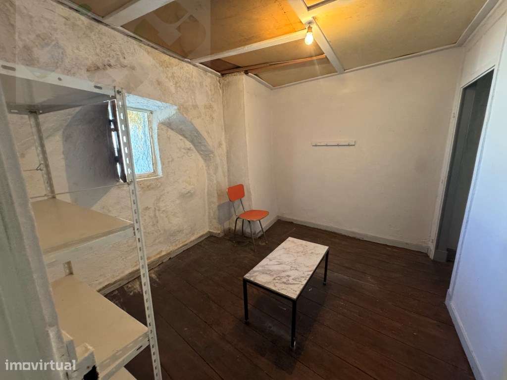 Moradia frente Monsanto, Excelente oportunidade, T2, por recuperar!-37