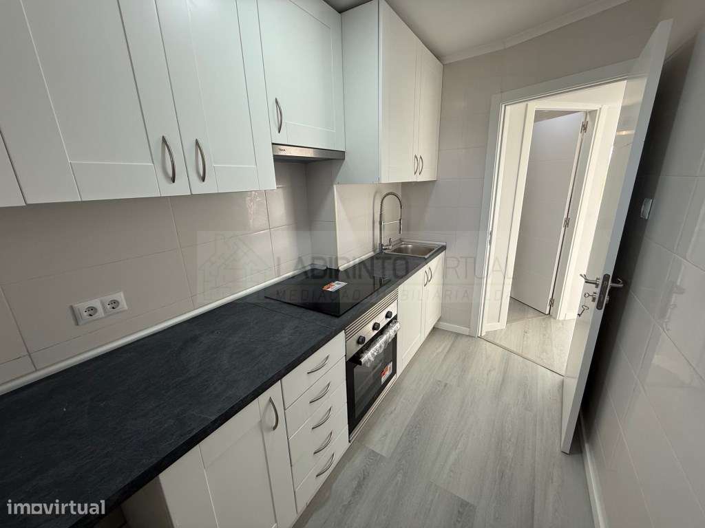 Vende-se T2 renovado, na Pontinha - Odivelas-2