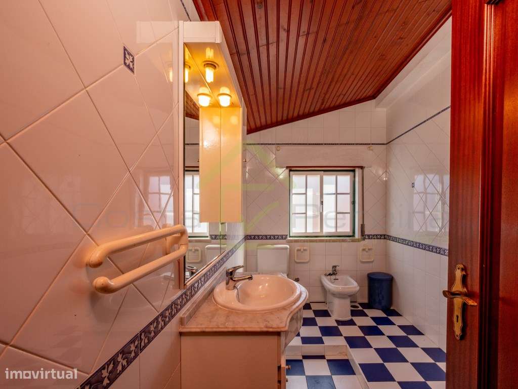 Moradia T2+2 com piscina e Vista Mar em Localização única-24