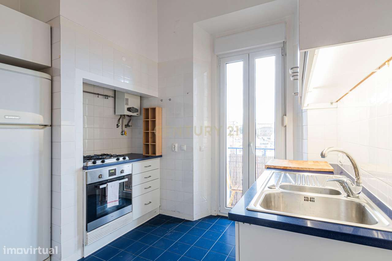 Descubra o Charme da Rua da Bombarda: T3 com Terraço e Vista Deslumbra-6