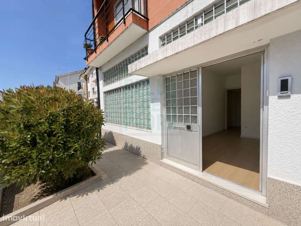 T2 Remodelado com Garagem Box em Valbom | A 10 Min do Porto-0