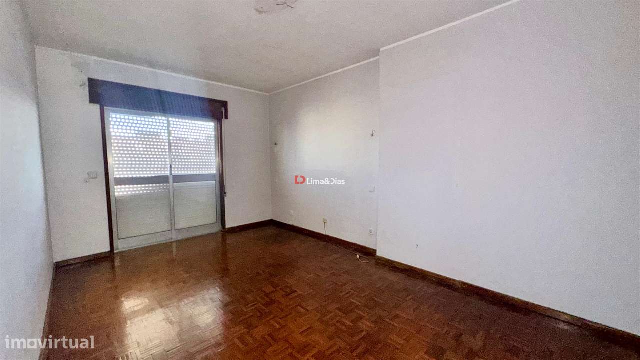 Apartamento T6 Duplex com 3 casas de banho e terraço-17