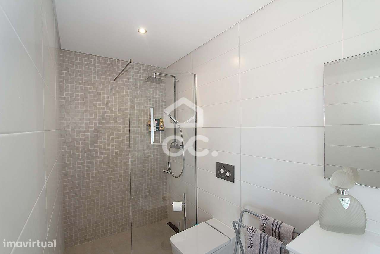 Moradia T3 com piscina, terraço e garagem ampla em Alcantarilha-18